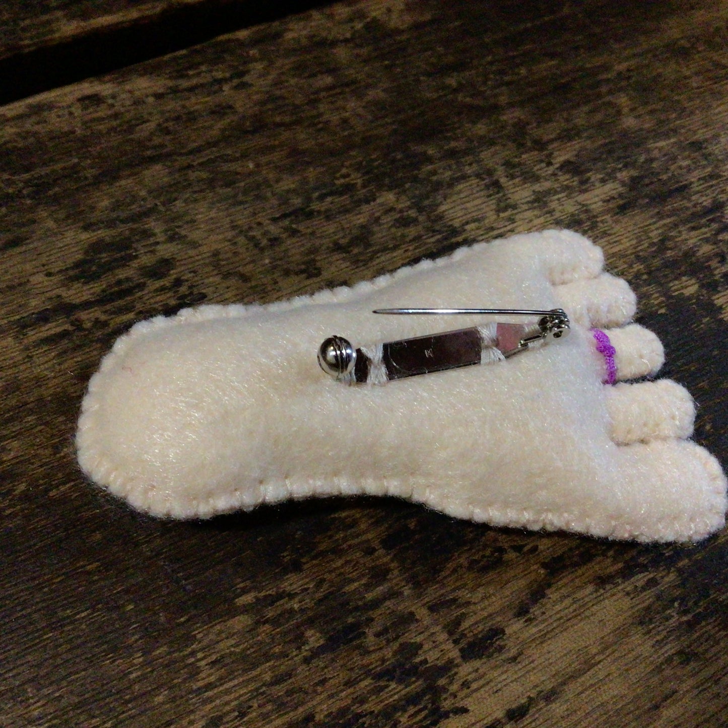御御足守ブローチ