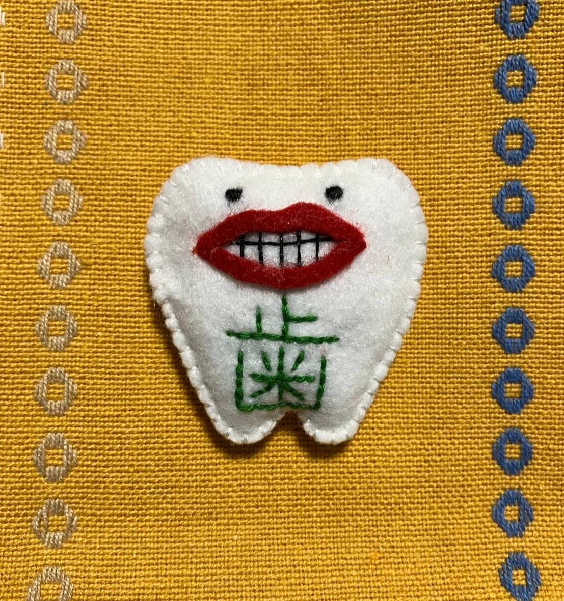 歯ちゃんブローチ