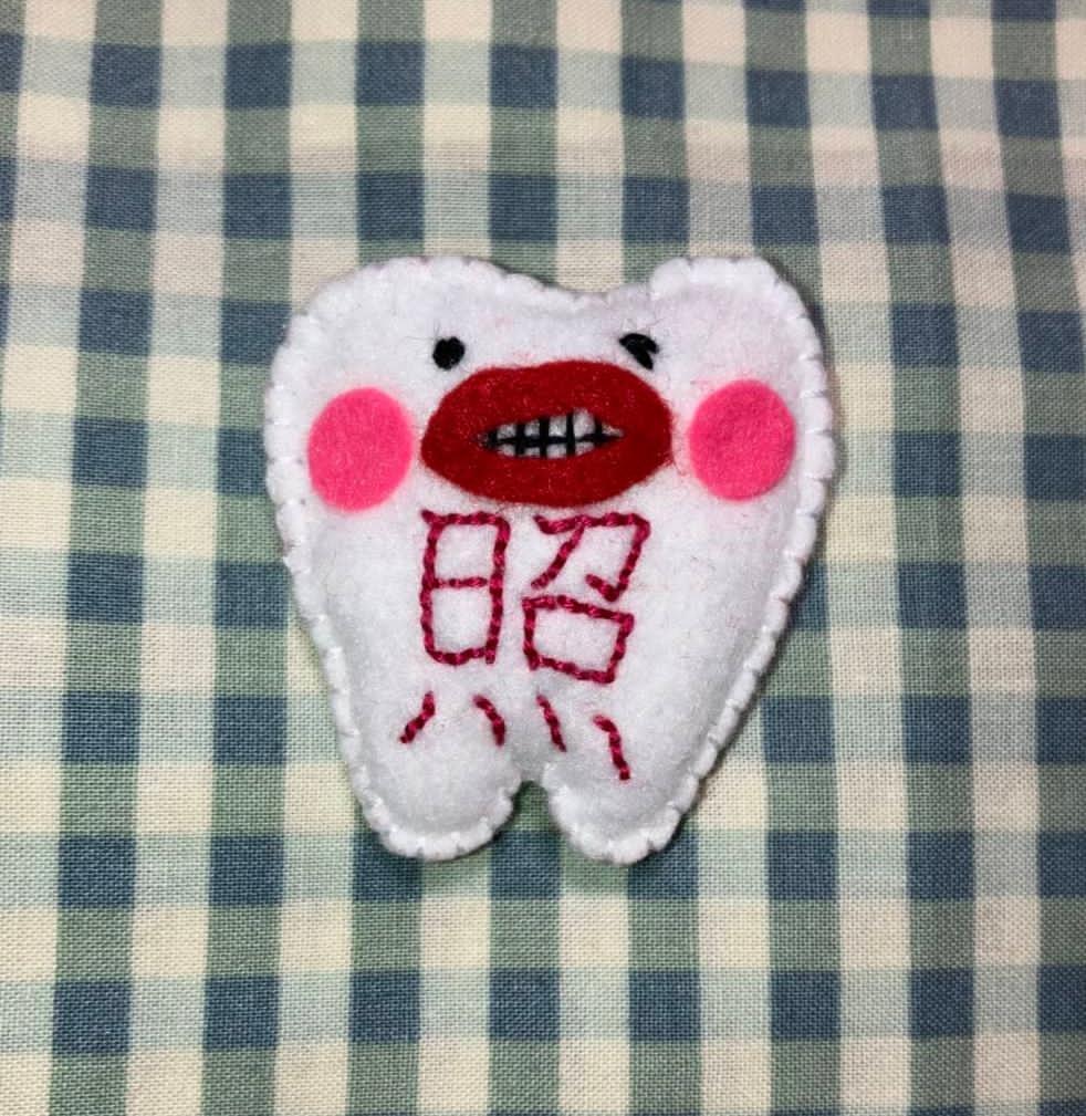 歯ちゃんブローチ
