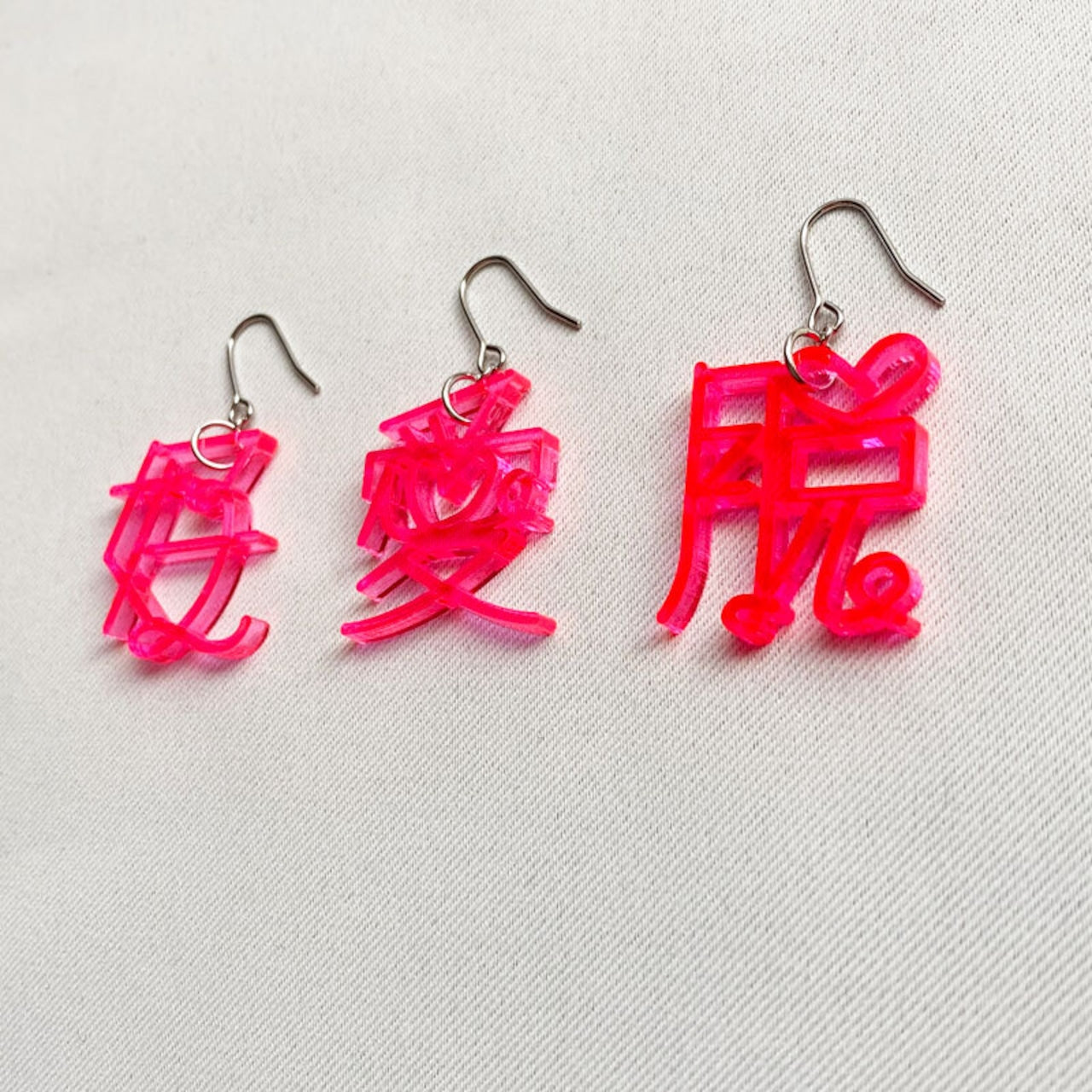 愛　ピアス、イヤリング　ネオンもじ（片耳用）