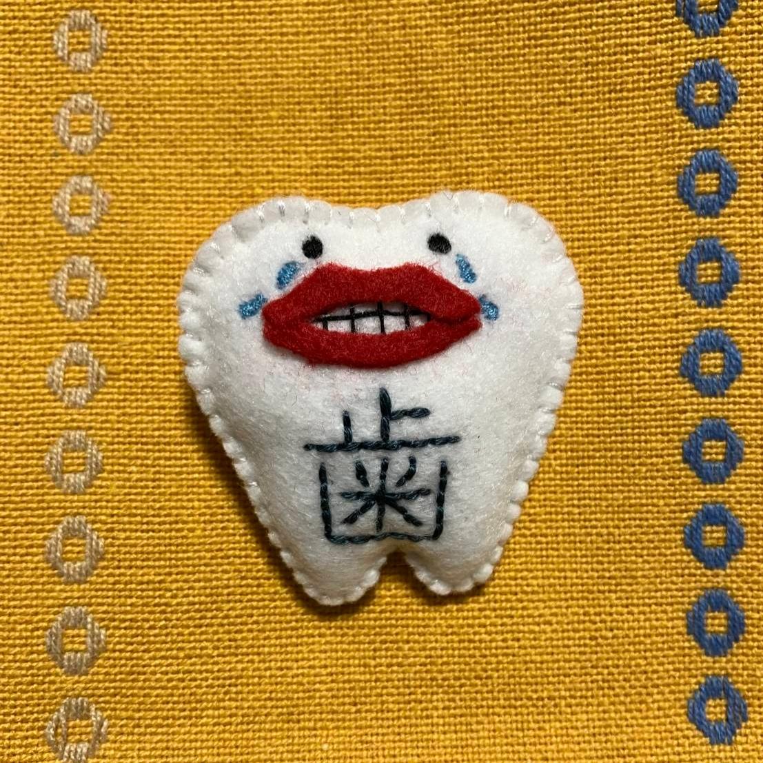 歯ちゃんブローチ