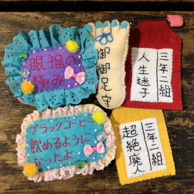 キャキャ　変なブローチ屋さん