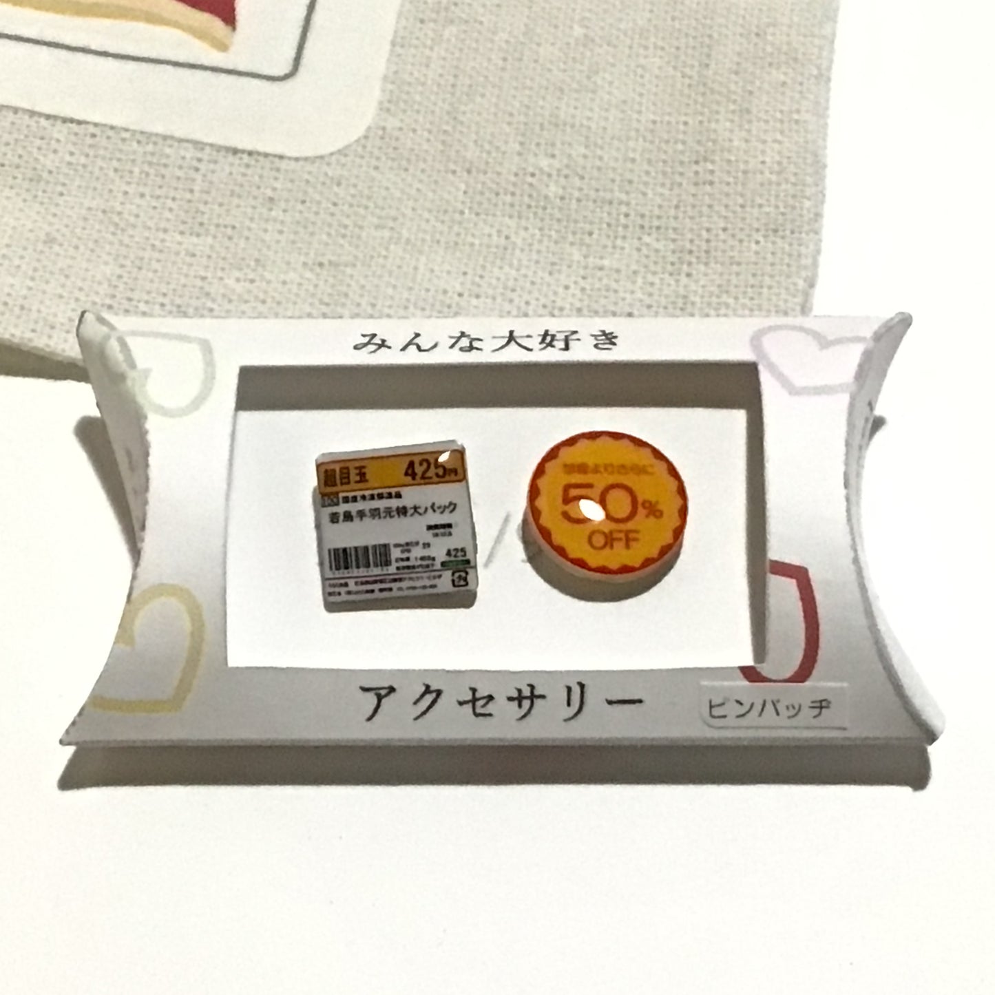 お肉の巾着袋とピンバッジのセット