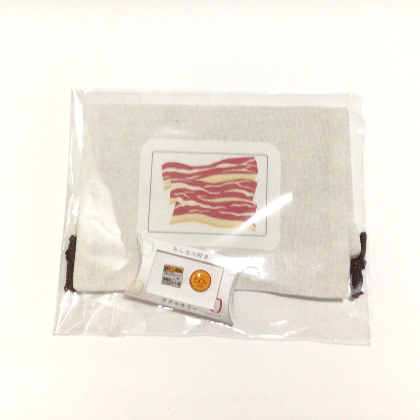 お肉の巾着袋とピンバッジのセット