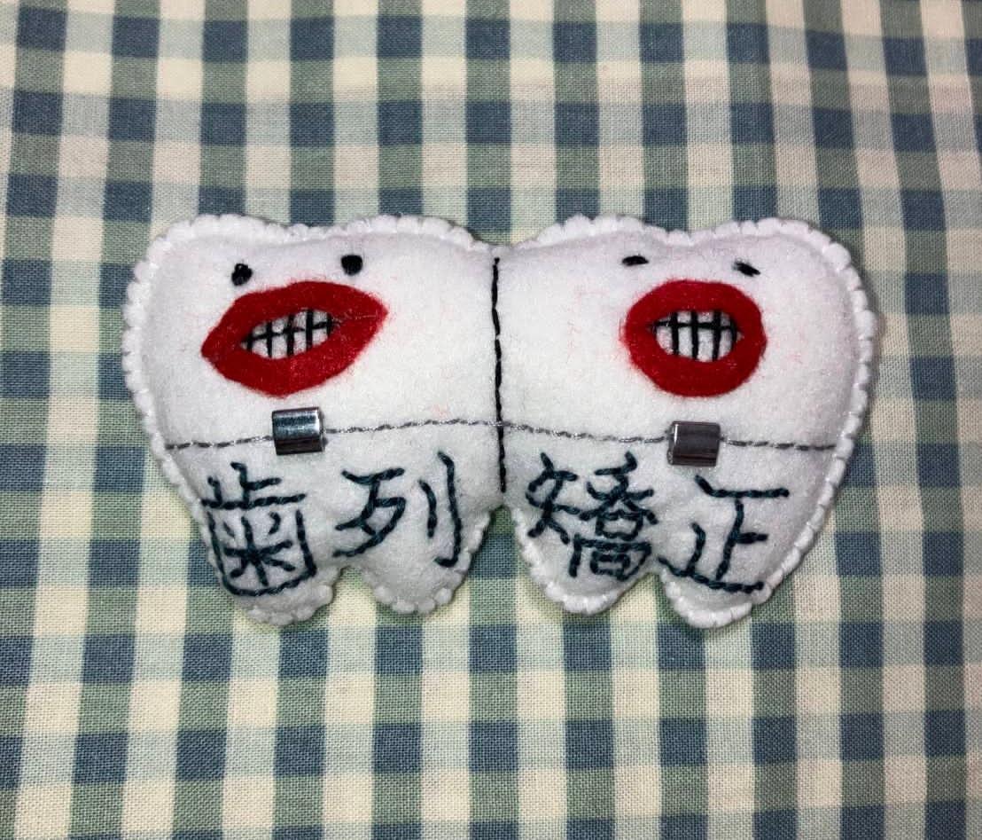 歯ちゃんブローチ