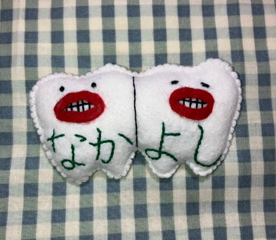 歯ちゃんブローチ