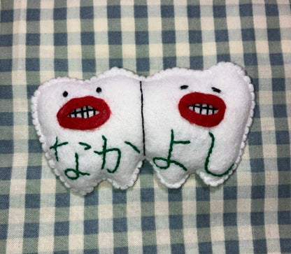 歯ちゃんブローチ