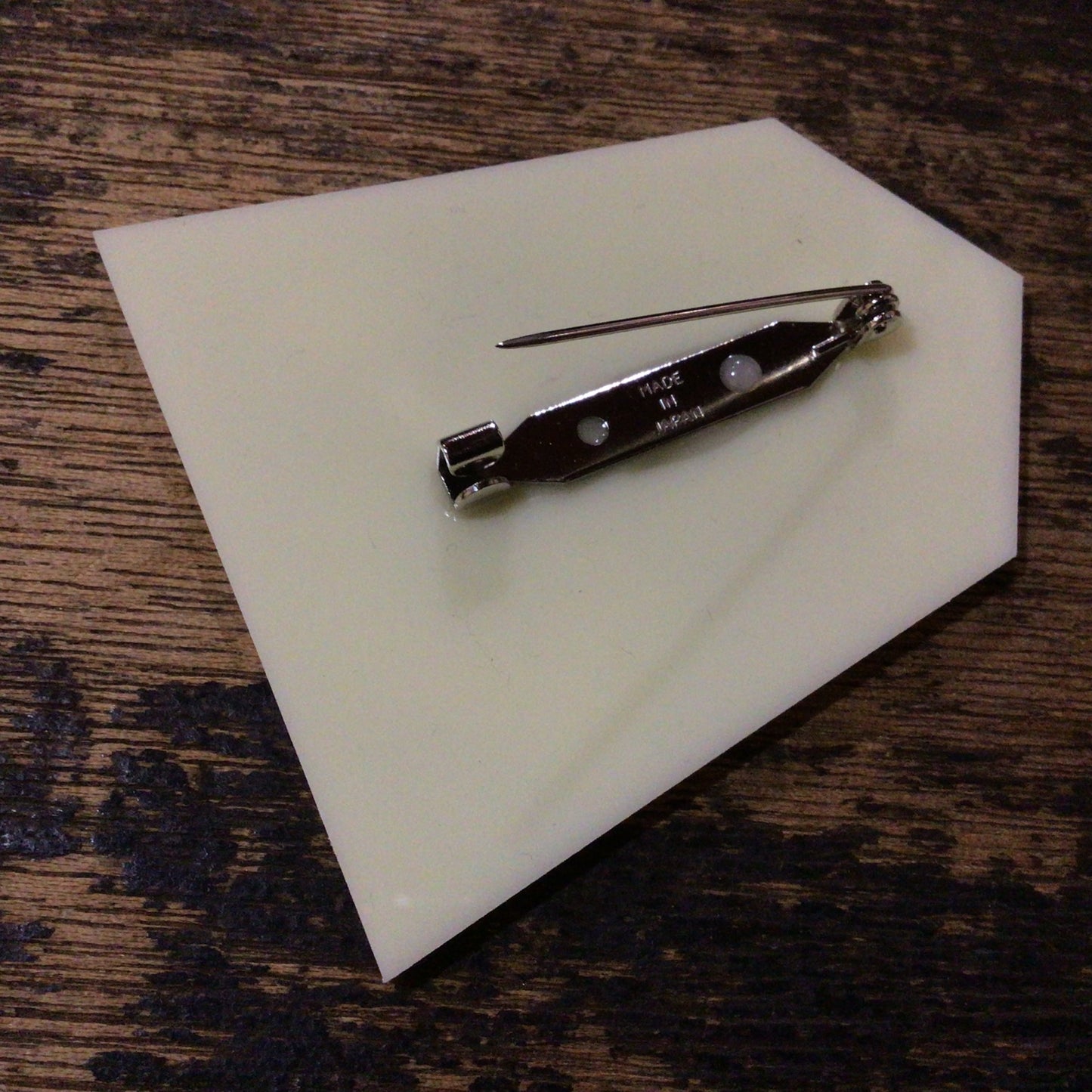 左馬ビッグブローチ