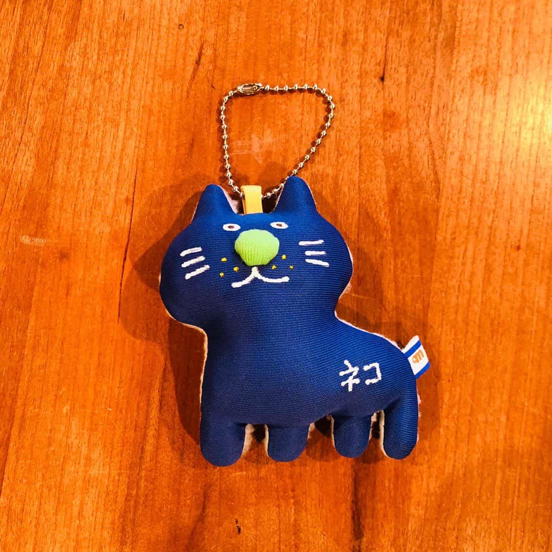 鼻が丸い青いネコさんキーホルダー