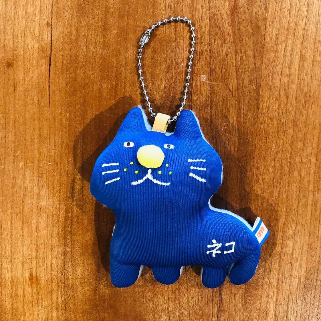 鼻が丸い青いネコさんキーホルダー