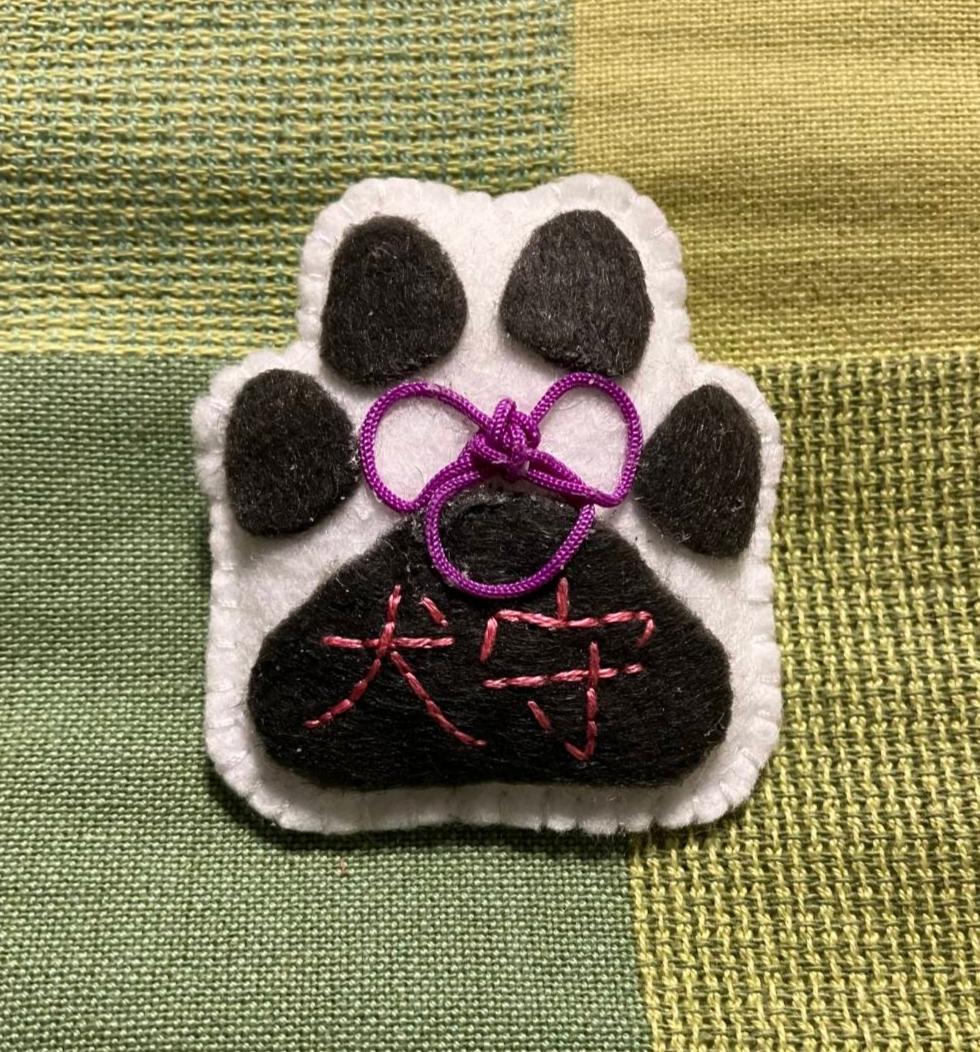 犬守ブローチ
