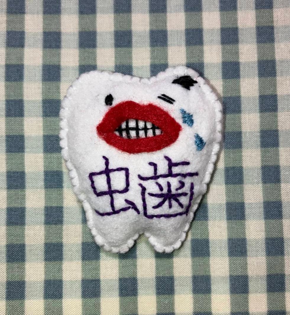 歯ちゃんブローチ