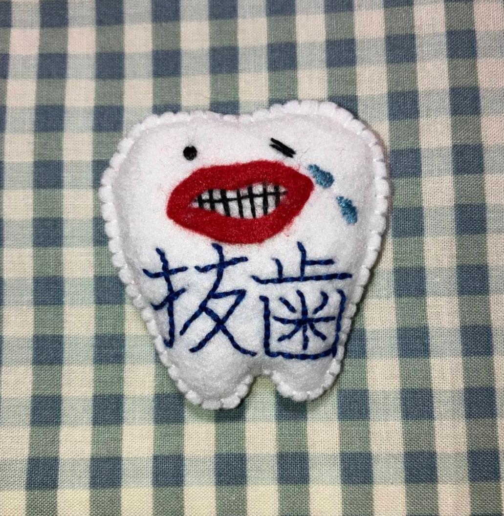 歯ちゃんブローチ