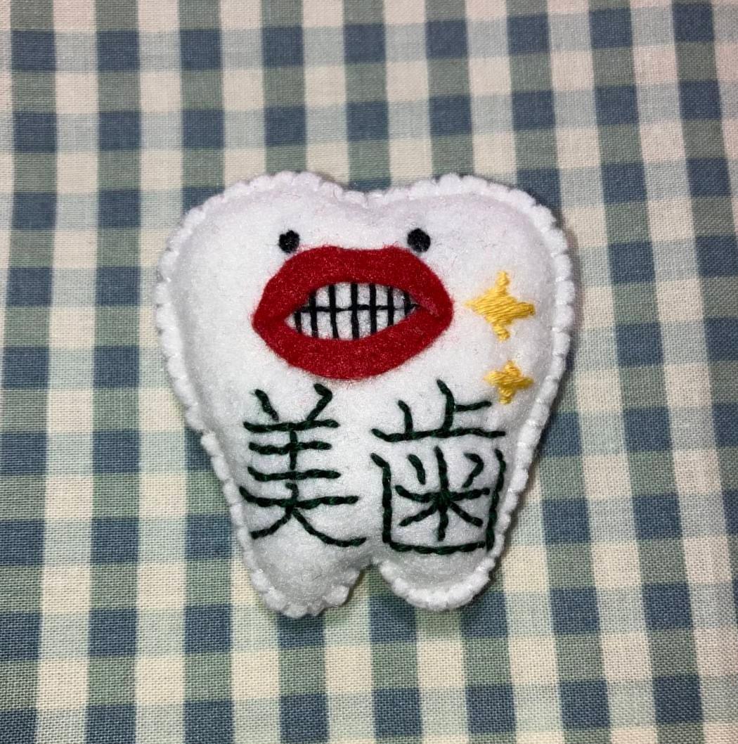 歯ちゃんブローチ
