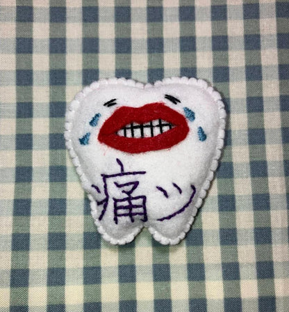 歯ちゃんブローチ