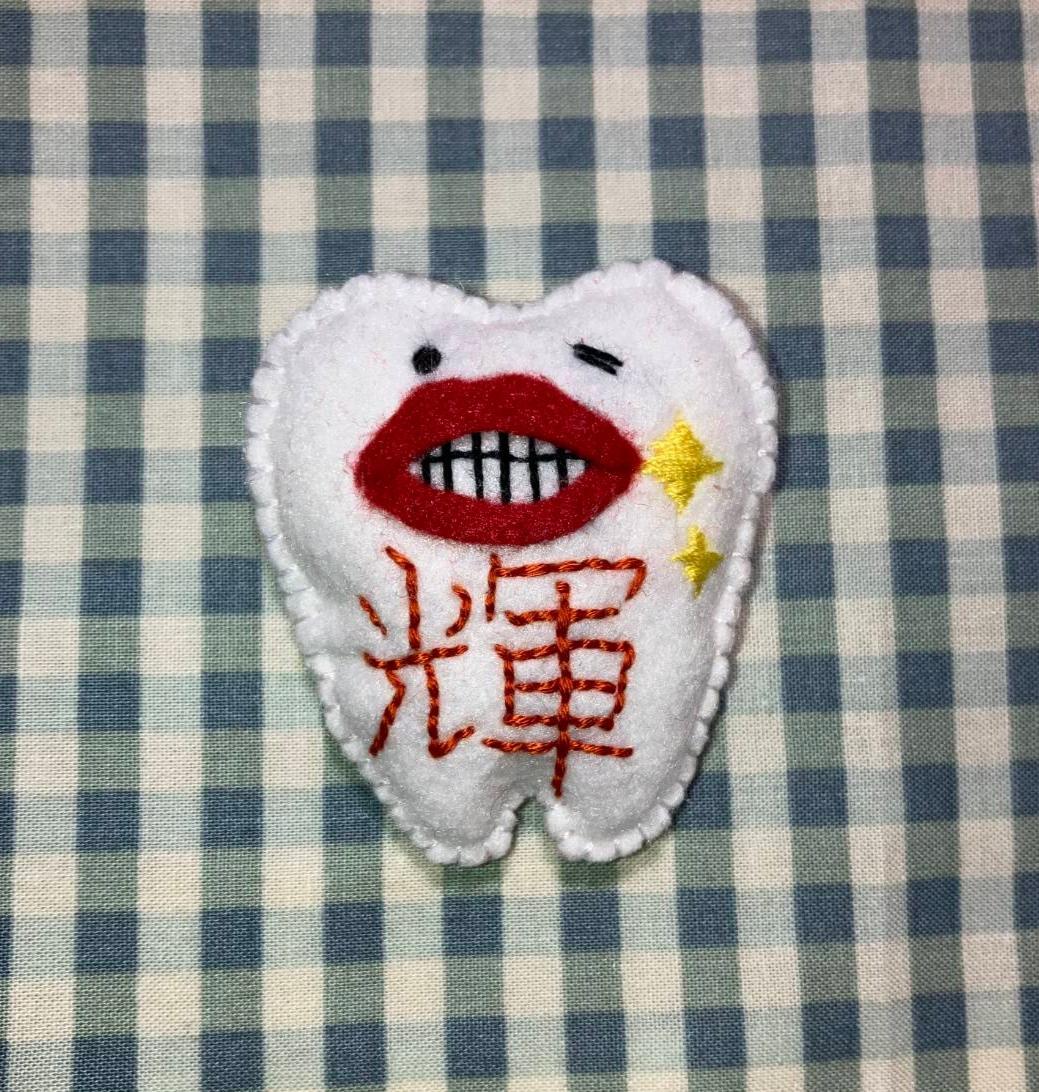 歯ちゃんブローチ