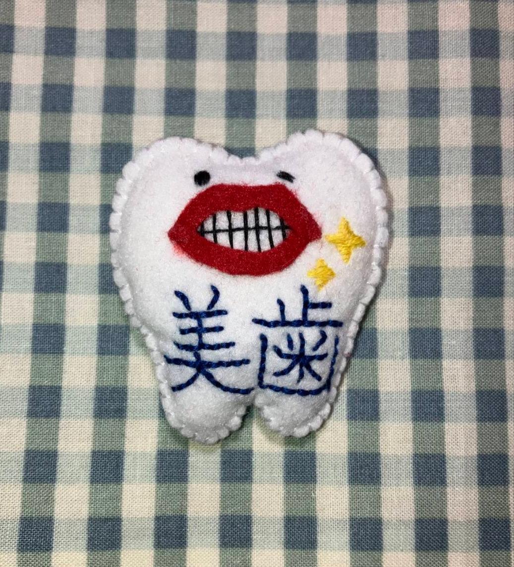 歯ちゃんブローチ