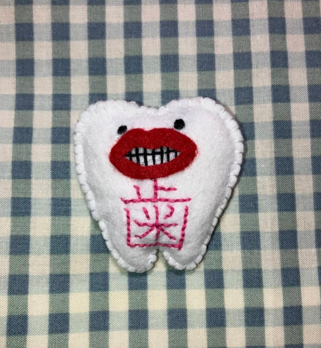歯ちゃんブローチ