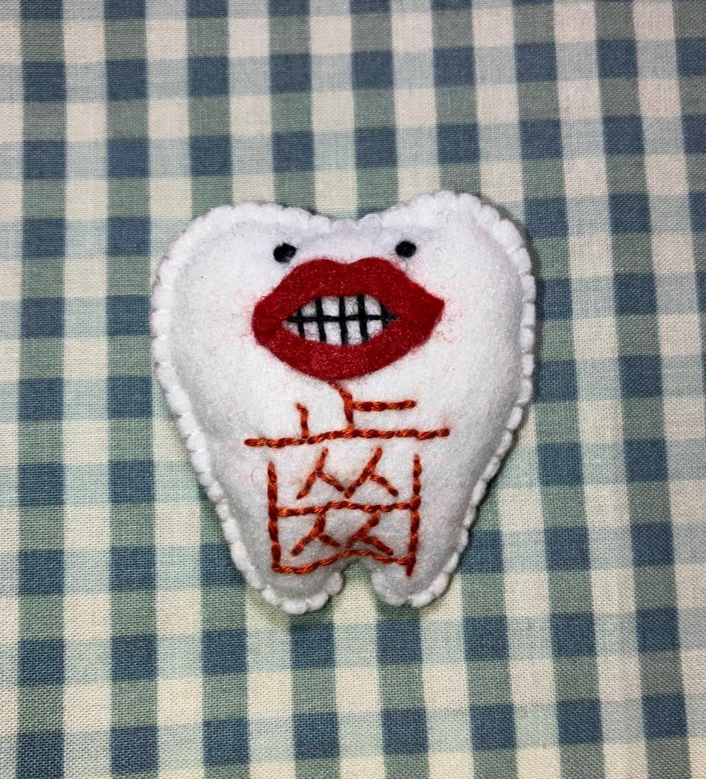 歯ちゃんブローチ