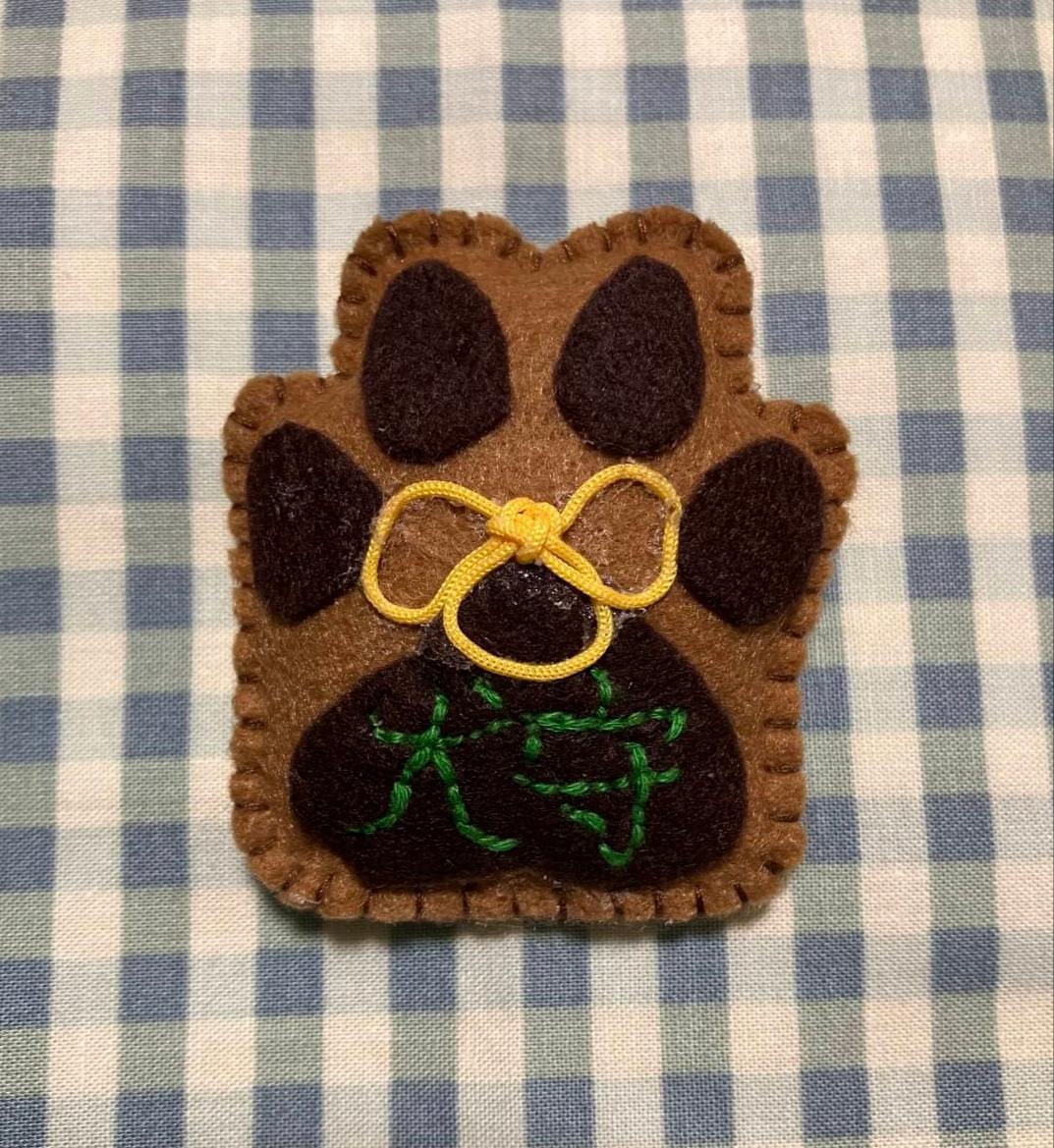犬守ブローチ